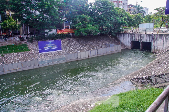 Lý giải cho lần xả vào chiều nay, đại diện Cty Thoát nước Hà Nội cho biết, để chuẩn bị cho công tác phòng chống úng ngập cơn bão số 3, sau khi kiểm tra mực nước tại hồ Tây, đơn vị thấy rằng mực nước hồ đang ở cao trình 5.8, vượt 0.2 so với cao trình cho phép là 5.6.