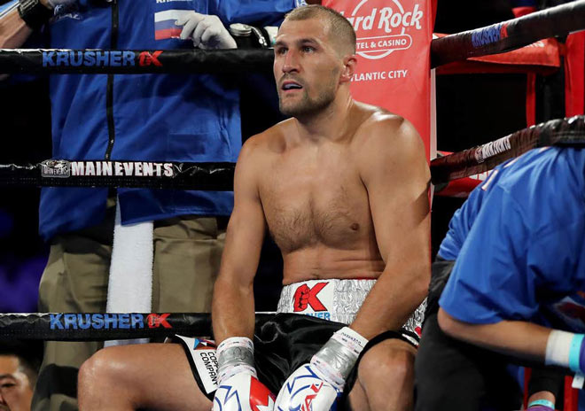 Sergey Kovalev bị buộc tội, ôm hôn và ném tiền vào một nữ hành khách