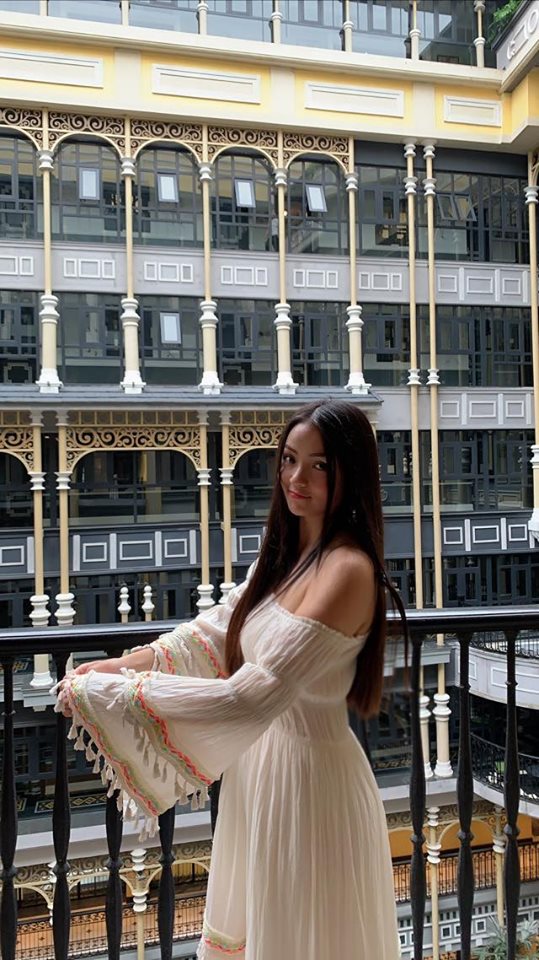 Cô bạn thân &#39;cạch mặt&#39; Hoàng Thùy Linh khoe vòng 3 sexy trên du thuyền 5 sao - 14