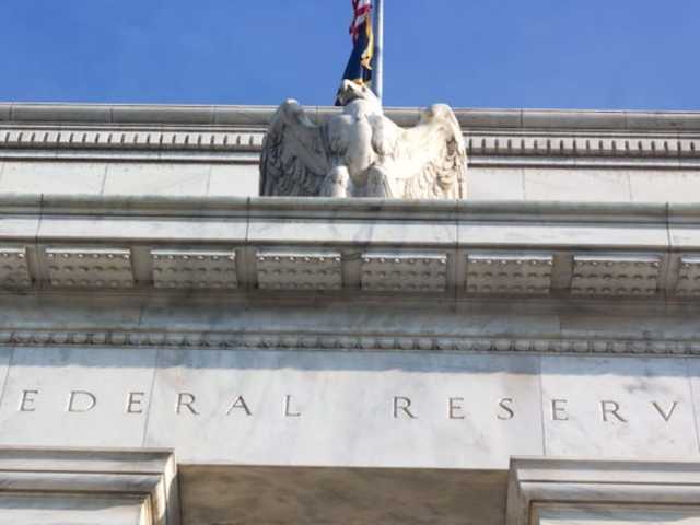 Tại sao Cục dự trữ liên bang cắt giảm lãi suất?