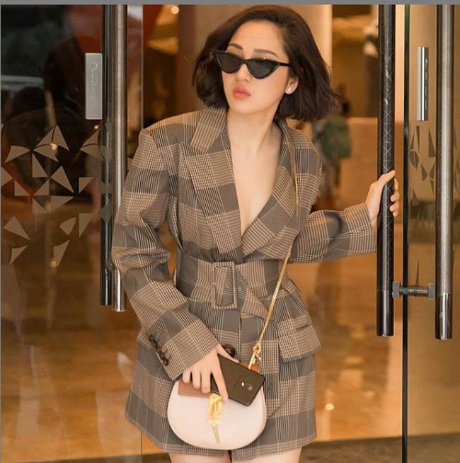 Chỉ cần khoác ngoài bộ blazer mỏng, cô tự tin ra phố.