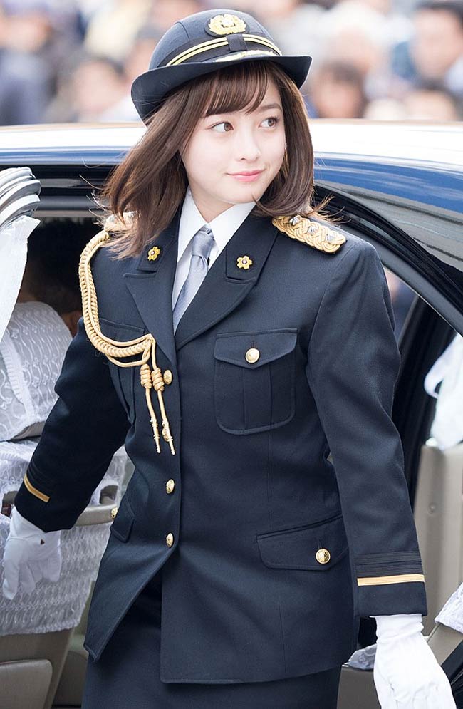 Kanna Hashitmoto sinh năm 1999 hiện cô đang là ca sĩ, mẫu ảnh trẻ ăn khách, có kinh nghiệm làm người mẫu quảng cáo trên tạp chí, truyền hình từ năm 8 tuổi.