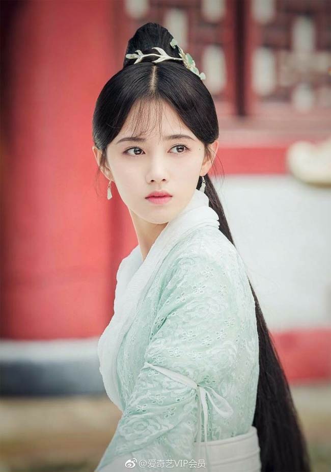 Ngược lại, người đẹp Cúc Tịnh Y của Trung Quốc lại được truyền thông xứ sở hoa anh đào bình chọn là