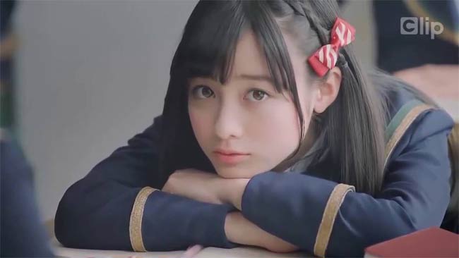 Tông trang điểm hồng đào ửng nhẹ tự nhiên khiến cô luôn trẻ và xinh chuẩn thiếu nữ.