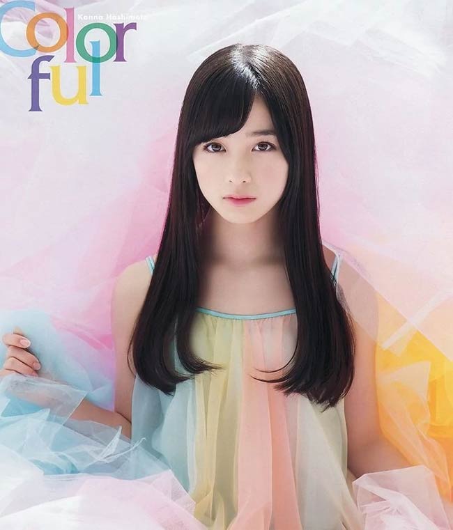 Làn da được dưỡng ẩm cẩn thận, trang điểm nền trong veo và tông hồng chủ đạo là lối make up yêu thích của Kanna.