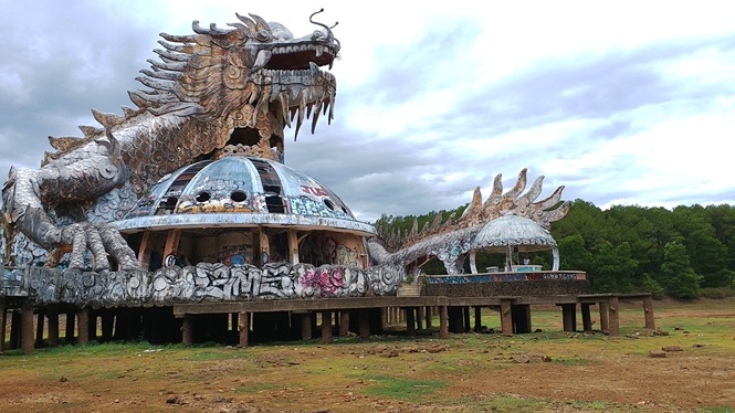 Rồng ma quái bị "mắc cạn" trong tình trạng lòng hồ Thủy Tiên khô kiệt nước bất thường