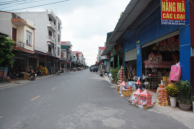 Phố Hồ (xã Song Hồ, Thuận Thành, Bắc Ninh) được coi là “thủ phủ” vàng mã lớn nhất cả nước. Cứ đến dịp đầu tháng 7 Âm lịch, làng luôn nhộn nhịp người ra kẻ vào bởi khách hàng từ khắp nơi đổ về sắm các vật phẩm để gửi xuống “cõi âm”. Tuy nhiên, năm nay phố Hồ lại vắng khách.