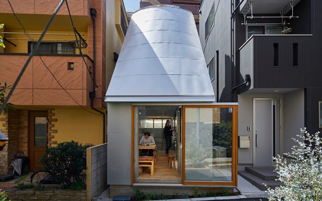 Kiến trúc sư Takeshi Hosaka và vợ chuyển đến Tokyo (Nhật bản), sau khi sống ở Yokohama 10 năm trong một ngôi nhà có tên "Love House" với diện tích sàn 38m2.
