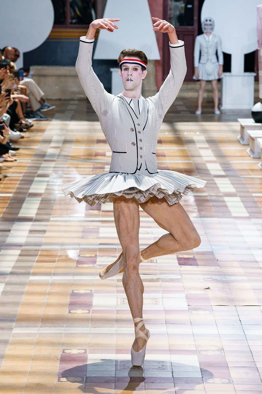 Người mẫu nam mặc váy ballet trong show diễn của Thom Brown.