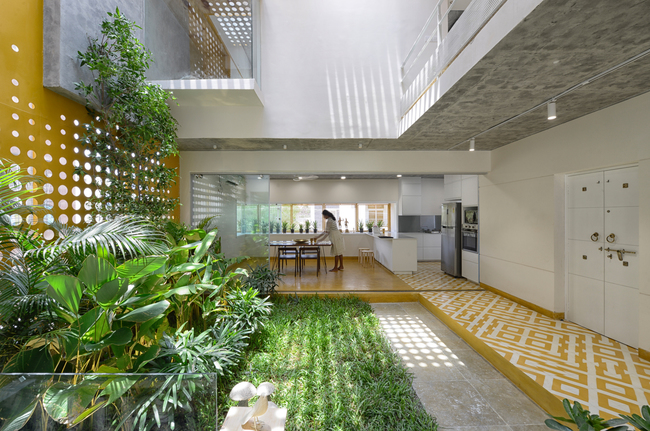 Một khu vườn được thiết kế giữa ngôi nhà, không gian sinh hoạt được thiết kế xung quanh…