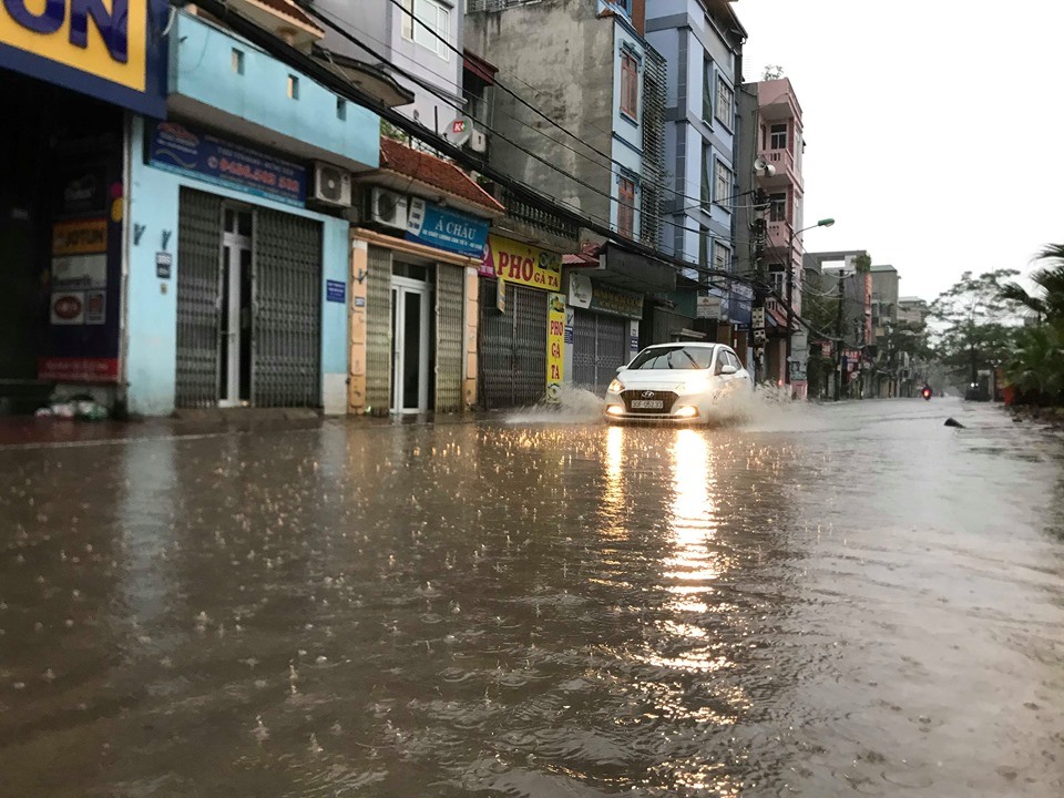 Nước ngập trên phố Lương Thế Vinh