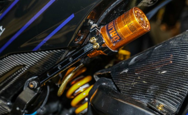 Giảm xóc Ohlins phía sau.