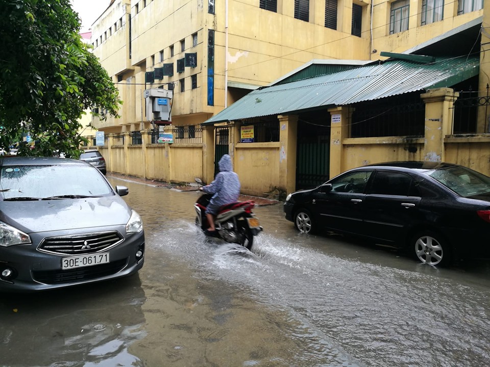 Các phương tiện di chuyển qua đây gặp nhiều khó khăn