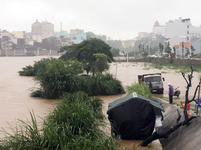 Một chiếc đò sắt chở bột mì trên sông biên giới Ka Long đã bị trôi. Ảnh Hữu Việt/Báo Quảng Ninh.