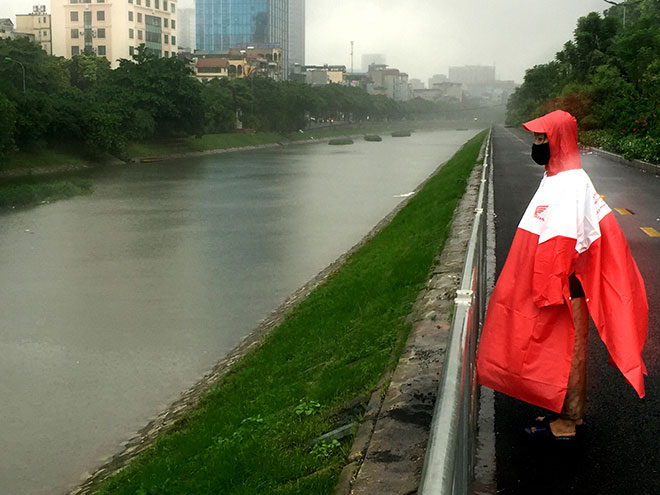 Nhiều người dân Thủ đô lưu thông qua tuyến đường Nguyễn Ngọc Vũ, Láng đã ngỡ ngàng trước vẻ đẹp của dòng sông Tô Lịch sau khi bão số 3 đổ bộ.