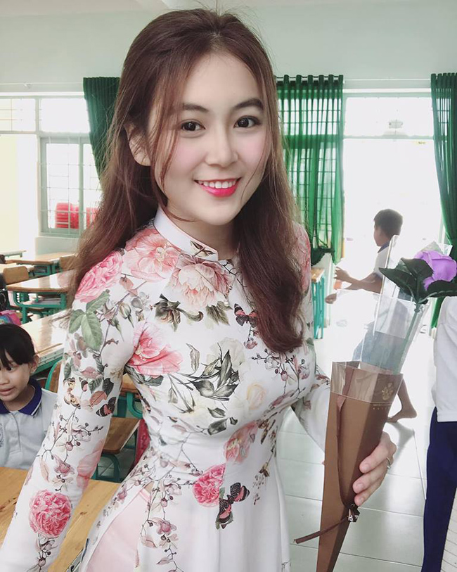 Loạt ảnh cô giáo trẻ diện áo dài duyên dáng trong lớp học từng được dân mạng chia sẻ rầm rộ. 