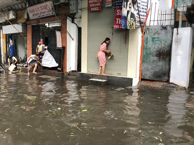 Đường đi mùa này chênh vênh, gập ghềnh quá.