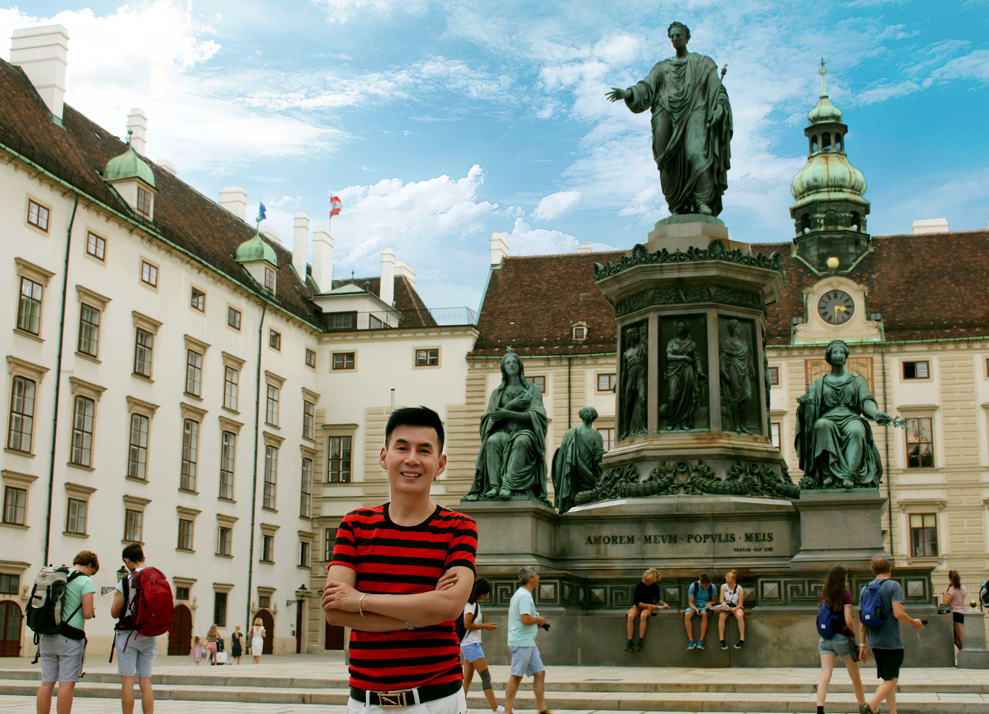 Vienna là thủ đô của Áo, cũng nằm bên dòng sông Danube&nbsp;êm đềm. Đây là cái nôi của âm nhạc cổ điển tại châu Âu với nhiều nhạc sĩ nổi tiếng thế giới. Nét cổ kính cùng hiện đại xen lẫn trong những lâu đài nguy nga tráng lệ.