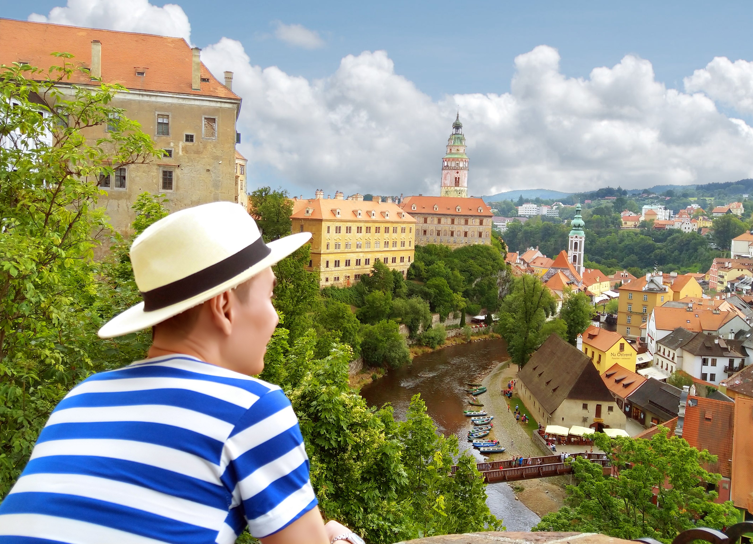 Český Krumlov tại Cộng hòa Czech là ngôi làng cổ đẹp nhất châu Âu với tòa lâu đài hoành tráng nằm trên ngọn núi bên cạnh dòng sông Vltava thơ mộng.&nbsp;Nó được mệnh danh là thành phố mùa Đông – một trong 10 thành phố nhất định phải đến tham quan nếu du khách có dịp đặt chân đến châu Âu.