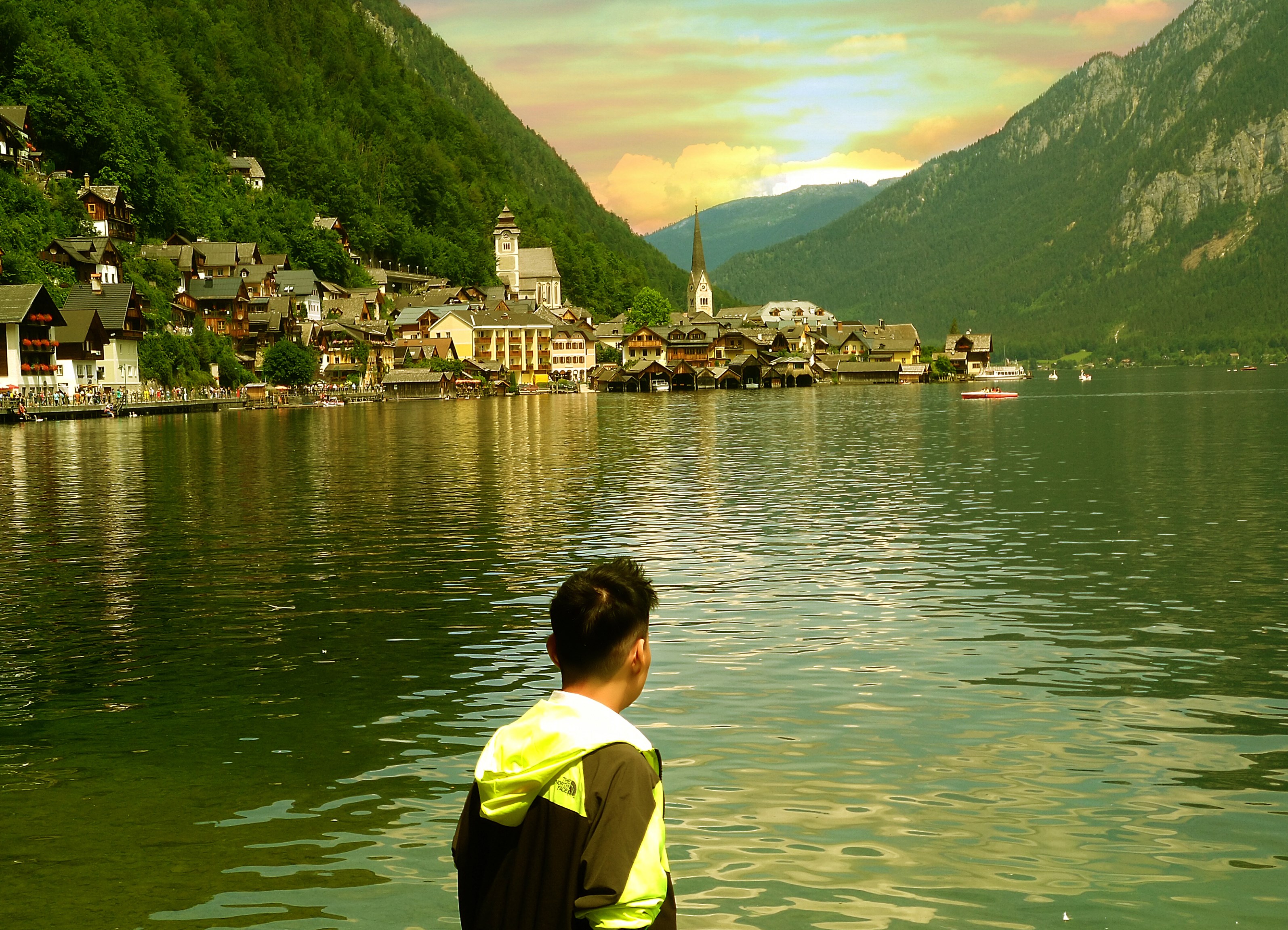 Hallstatt nổi tiếng khắp thế giới bởi vẻ đẹp thơ mộng và yên bình. Hallstatt luôn giữ được vẻ quyến rũ vốn có của những ngôi nhà thờ cổ, nhà gỗ, lâu đài thời Trung cổ với lối kiến trúc độc đáo.