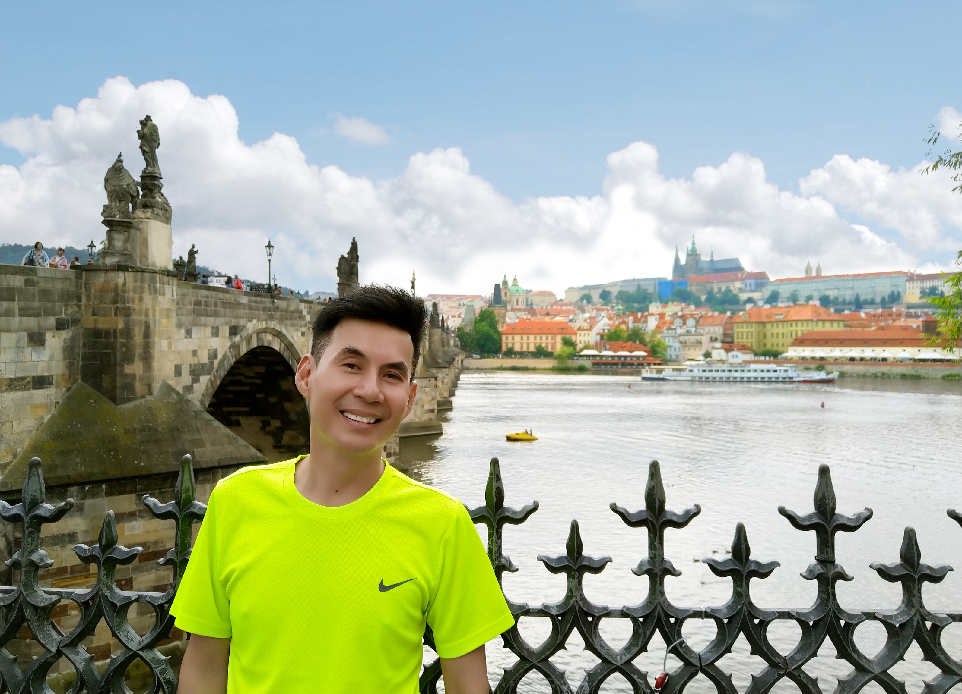 Ở Praha có nhiều cây cầu đẹp, nổi tiếng và trong đó có cây cầu Charles bắc qua dòng Vltava xanh biếc dành cho người đi bộ được xây dựng từ năm 1357. Đây cũng mang tên là cầu Tình yêu.