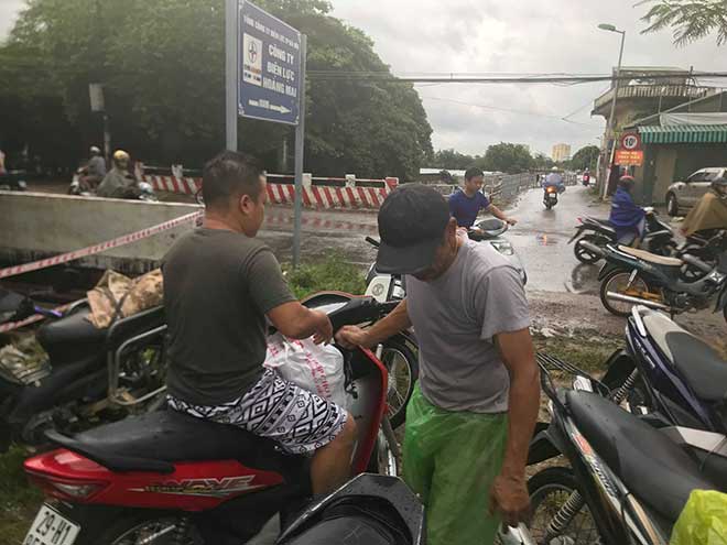 Số cá này sau đó được cho vào bao tải, 1 phần sẽ được gia đình người bắt được ăn, phần khác sẽ được đem ra chợ bán.