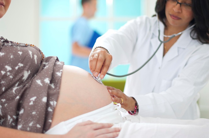 Trong thai kỳ, người mẹ cần theo dõi chặt chẽ, khám định kỳ theo chỉ định của bác sĩ chuyên khoa.