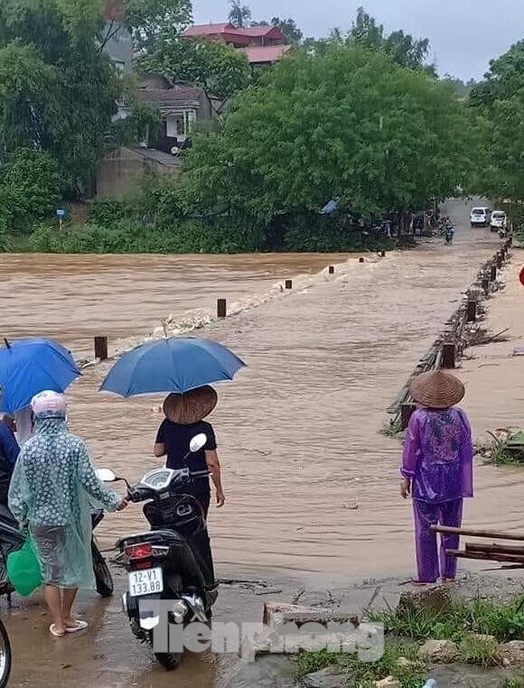 Người dân địa phương khó khăn khi đi qua những đoạn cầu bị ngập úng. Ảnh: TL