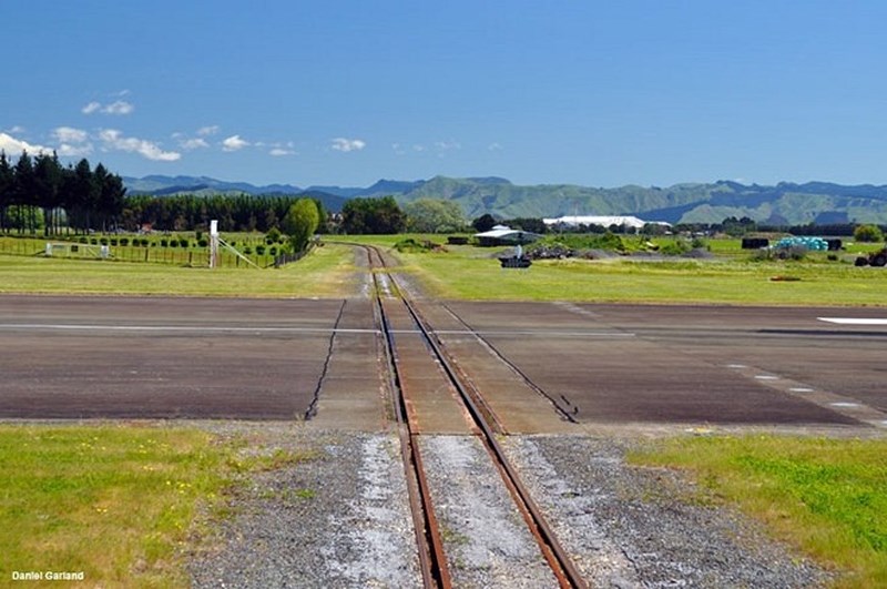 Wynyard, một sân bay nằm trên bờ biển phía tây bắc của đảo Tasmania, cũng có một đường băng giao cắt đường sắt.