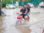 Tin tức trong ngày - Sau bão số 3, người dân đầu trần, kẹp 3, kẹp 4 vượt phố ngập nước ở Hà Nội