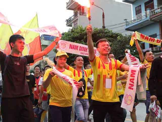 Gần 3 vạn fan Nam Định kín sân đón HAGL: Pháo sáng ngợp trời, không khí nóng rực