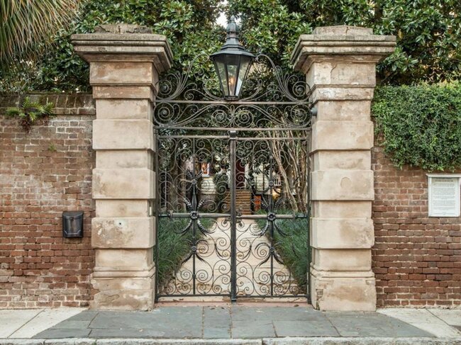 Cánh cổng chính của dinh thự hiện nay cũng được thiết kế từ thời bà Jessie Lincoln Randolph còn là chủ nhân.