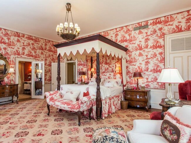 Một phòng ngủ khác được trang trí theo sắc thái của màu đỏ và hồng của Pháp.