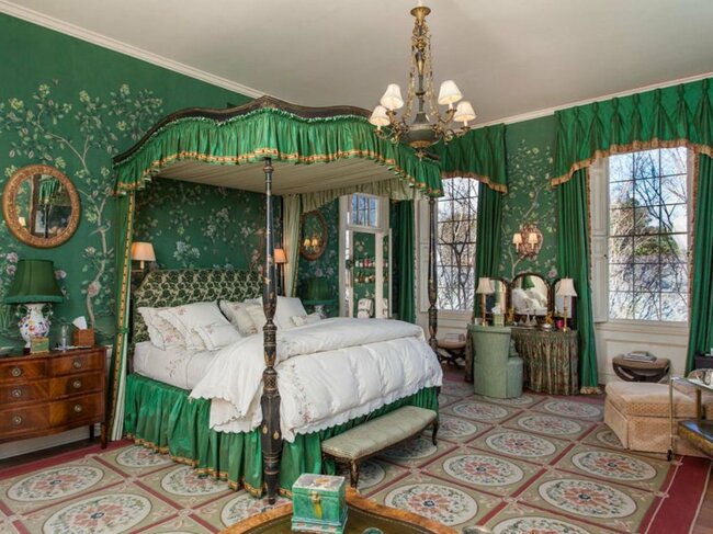 Một trong 9 phòng ngủ của trang viên được bố trí trong bảng màu xanh đậm của hoàng gia...