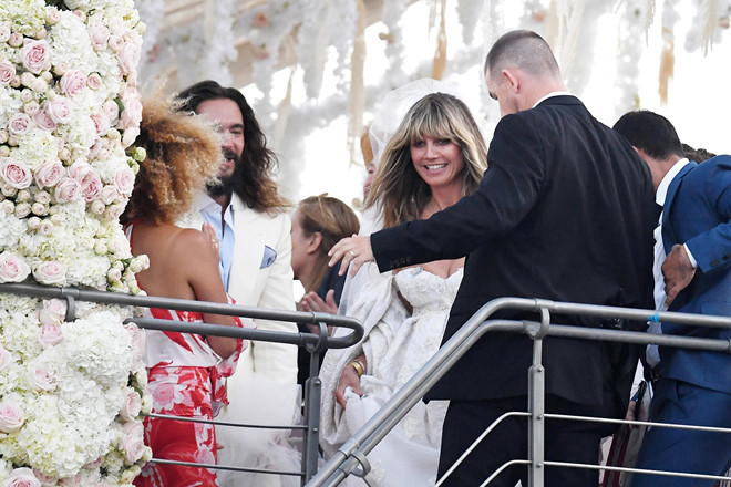 Cựu siêu mẫu&nbsp;Heidi Klum và bạn trai kém 16 tuổi&nbsp;Tom Kaulitz chính thức tổ chức đám cưới trên du thuyền sang trọng. Không gian tiệc cưới được bí mật, tại hòn đảo&nbsp;Capri, Italy.