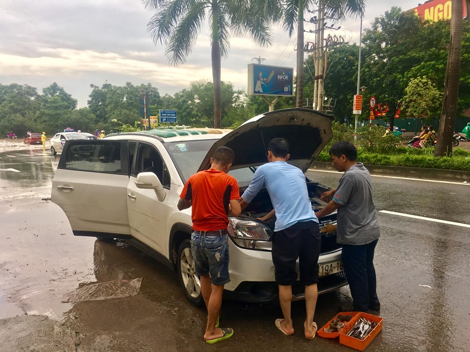 Ô tô tiền tỷ “chết máy”, biệt thự ở Hà Nội phải “đắp đập” vì ngập nước - 3