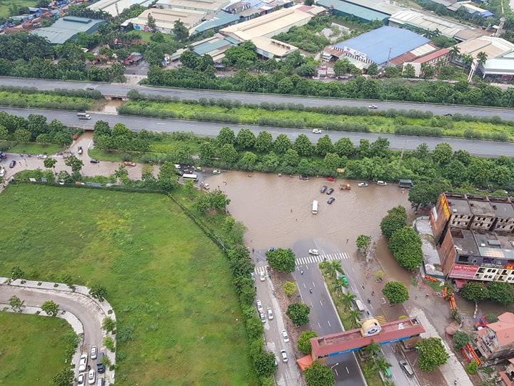 Sau trận mưa lớn do ảnh hưởng của bão số 3, đại lộ Thăng Long đoạn giao với đường Lê Trọng Tấn (đường vào Thiên đường Bảo Sơn, huyện Hoài Đức, Hà Nội) hôm nay (4/8) vẫn bị ngập nước sâu khoảng 30-40cm.
