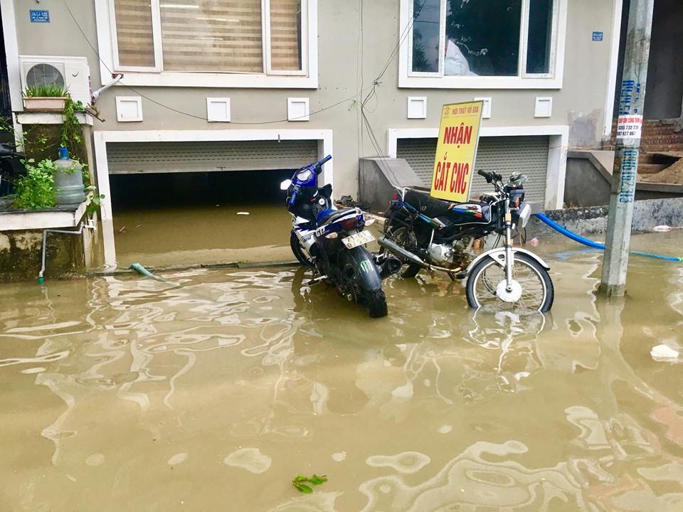 Ô tô tiền tỷ “chết máy”, biệt thự ở Hà Nội phải “đắp đập” vì ngập nước - 8