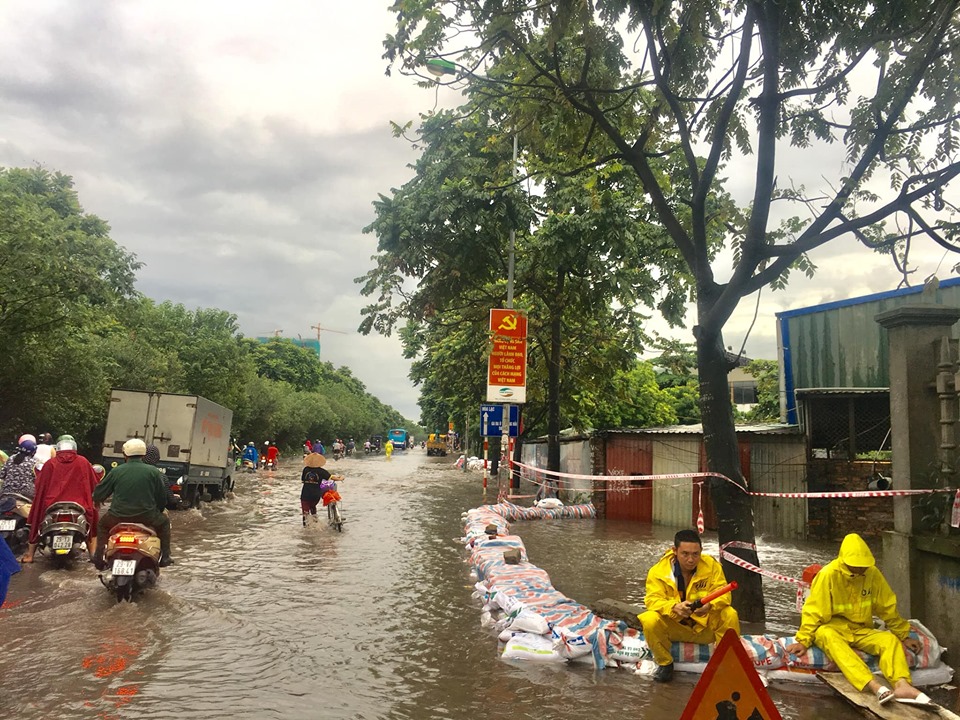 Trên đại lộ Thăng Long (hướng trung tâm thành phố đi Hoà Lạc) đoạn cách hầm chui sang đường Lê Trọng Tấn cũng bị ngập 1 đoạn khoảng 100m, với độ sâu khoảng 40-50cm.