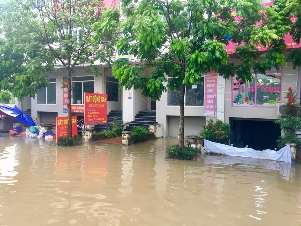 Ô tô tiền tỷ “chết máy”, biệt thự ở Hà Nội phải “đắp đập” vì ngập nước - 7