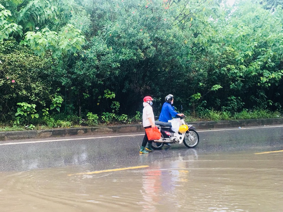 Nhiều phương tiện khi chạy qua đoạn đường ngập nước đã bị “chết” máy.