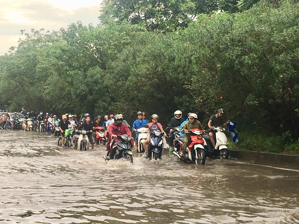 Ô tô tiền tỷ “chết máy”, biệt thự ở Hà Nội phải “đắp đập” vì ngập nước - 15