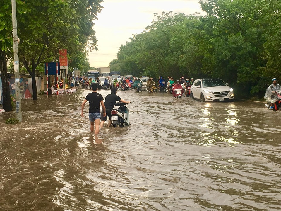 Chủ phương tiện chạy qua đoạn đường này điều khiển xe sát mép bên trong đường để tránh điểm ngập sâu gây ra cảnh ùn tắc.