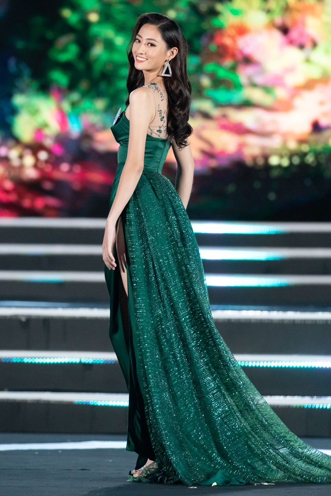 Tân Hoa hậu Thế giới Việt Nam 2019 - Lương Thùy Linh cũng chọn một chiếc đầm xanh với phần xẻ ngực phía trước và khoe lưng thon. 