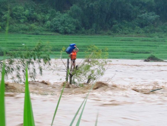 Anh Huy quyết định ôm can nhựa nhảy xuống dòng nước chảy xiết để bơi vào bờ.