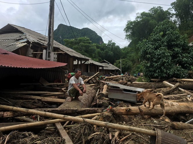 Nhiều ngôi nhà ở Xa Ná đổ nát, tan hoang