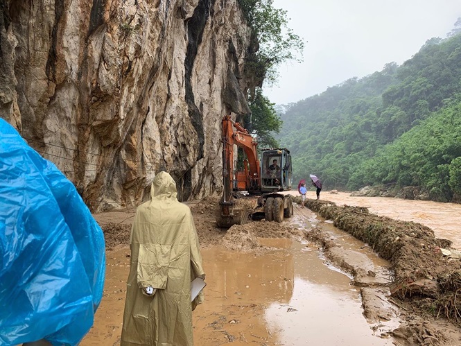 Lực lượng chức năng khắc phục tuyến đường giao thông từ thị trấn Quan Sơn đi lên xã biên giới Na Mèo