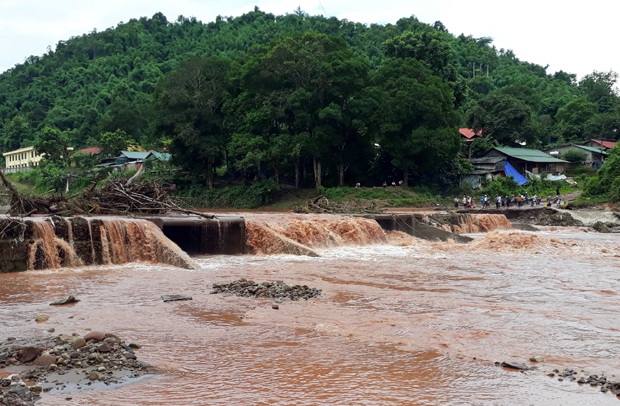 Công trình ngầm Nà Khoa bắc qua suối Nậm Pồ (thuộc địa phận xã Nà Khoa) bị nước lũ cuốn trôi một phần khiến giao thông từ trung tâm huyện đến các xã bị gián đoạn.