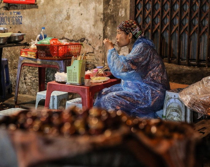 Những bữa cơm bụi, ăn vội của những người bán hàng rong trên phố Hà Nội