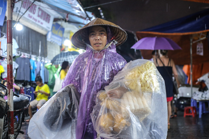 Trong đêm cơn mưa dày hạt hơn, lượng khách càng ngày ít đi nên thu nhập những ngày này ít hơn hẳn so với những ngày khác